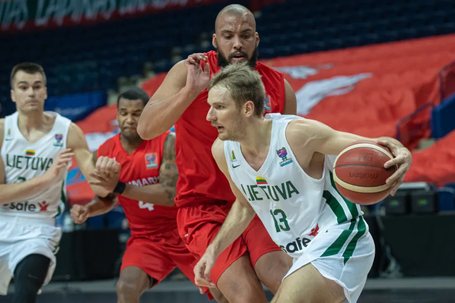V.Kariniauskas (su kamuoliu) ir G.Masiulis (kairėje) sėkmingai pasirodė lemiamose Europos čempionato atrankos kovose. (A. Pliadžio nuotr.)