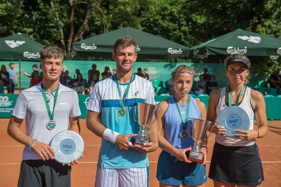 Lietuvos teniso čempionato finalininkai. Iš kairės: V.Gaubas, L.Grigelis, K.Bubelytė, J.Mikulskytė (Alfredo Pliadžio nuotr.)