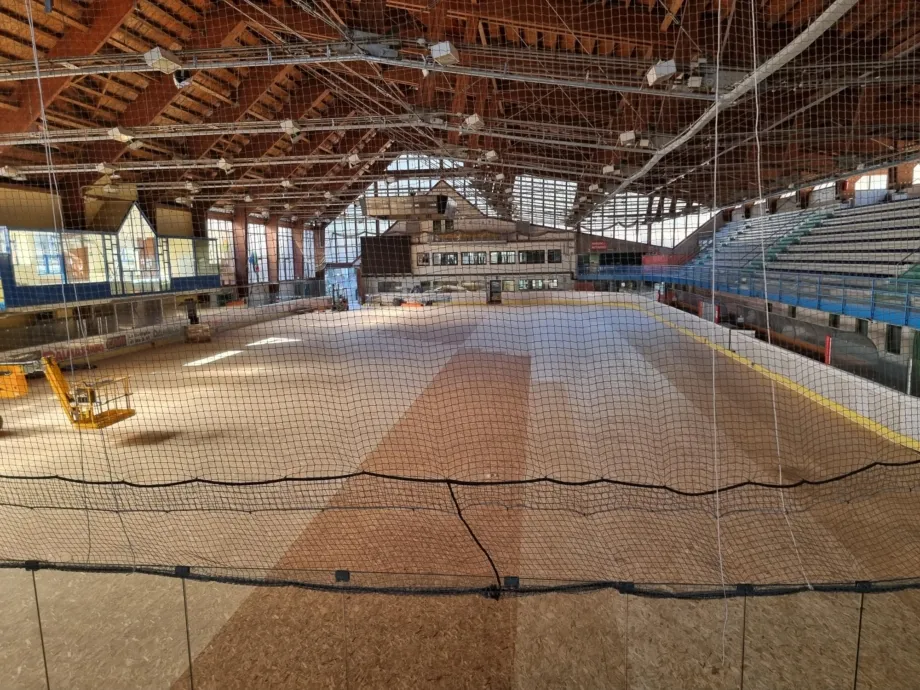 Renovuojama arena, skirta dailiajam čiuožimui ir greitajam čiuožimui trumpuoju taku.