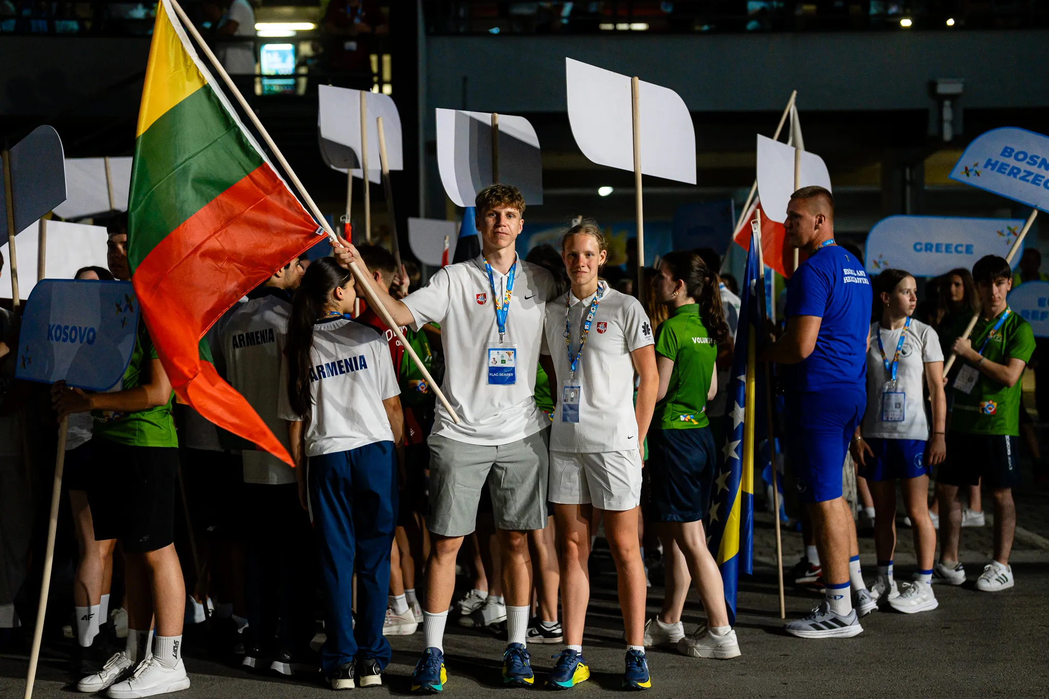 Uždarymo ceremonijoje vėliavnešiais buvo kartu su 3x3 krepšinio komanda auksą iškovojęs Neilas Vitkauskas ir plaukikė Auksė Arnytė / Roko Snarskio / LTOK nuotr.