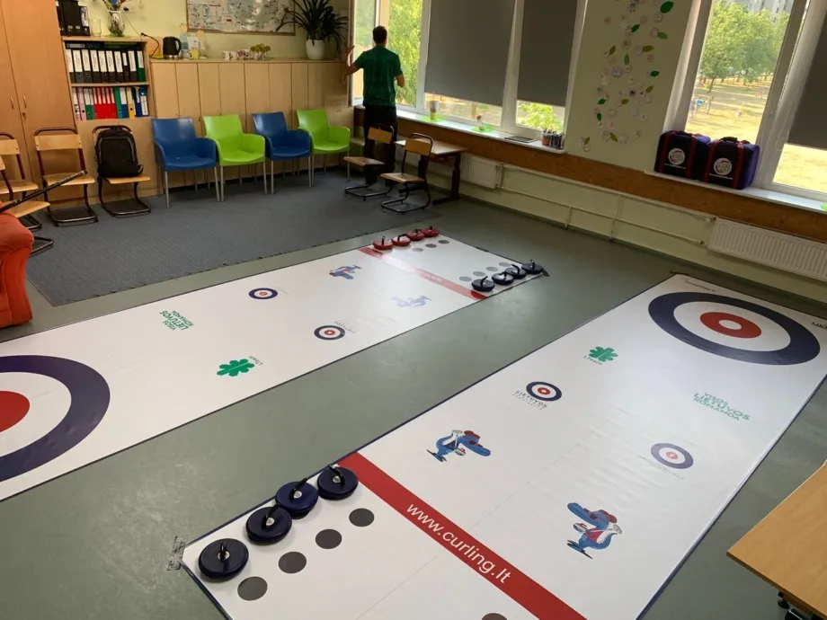 Mokyklose diegiama grindų kerlingo programa (curling.lt nuotr.)