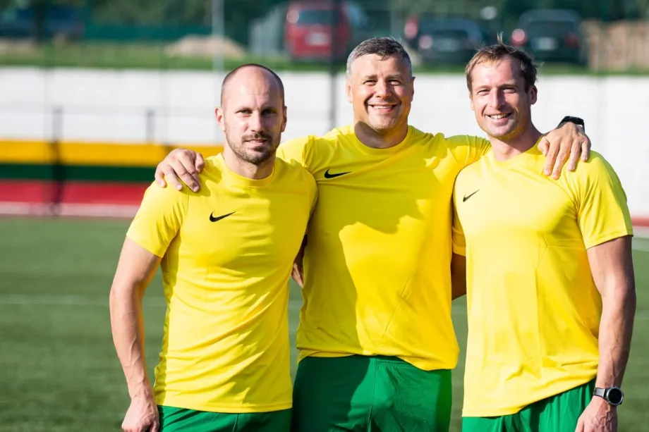 J.Kinderis, Pekino olimpinių žaidynių vicečempionas imtynininkas M.Mizgaitis ir M.Griškonis dalyvavo futbolo rungtynėse (Alfredo Pliadžio nuotr.)