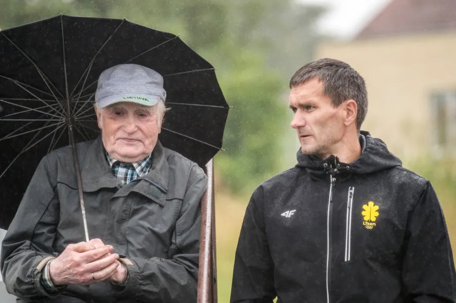 E.Balčiūnas (dešinėje) ir Lietuvos sporto mokslo patriarchas J.Skernevičius (Alfredo Pliadžio nuotr.)