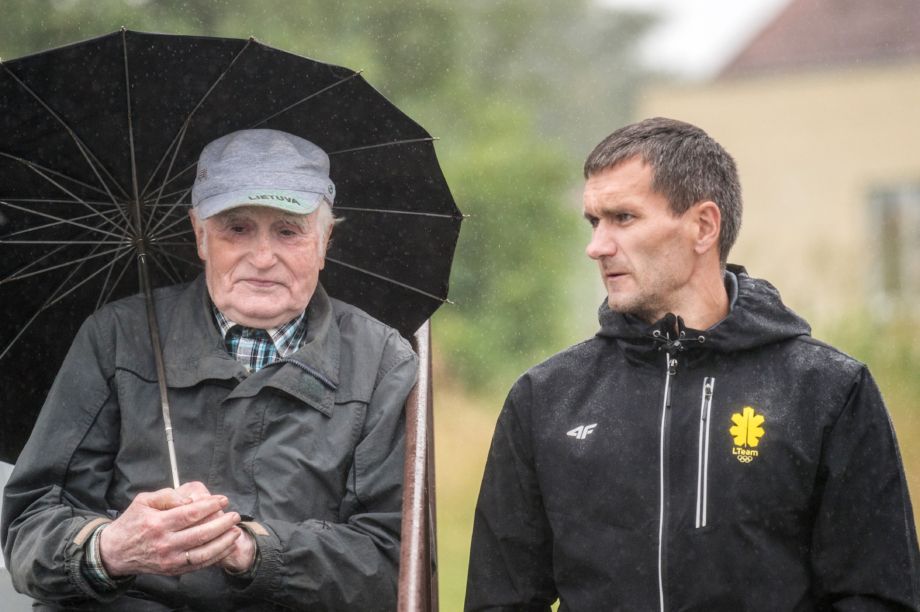 E.Balčiūnas (dešinėje) ir Lietuvos sporto mokslo patriarchas J.Skernevičius (Alfredo Pliadžio nuotr.)