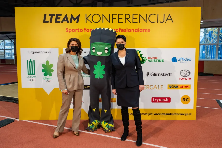 Pirmoji ponia Diana Nausėdienė ir LTOK prezidentė Daina Gudzinevičiūtė su “LTeam” talismanu Ąžuolu (Vytauto Dranginio nuotr.)