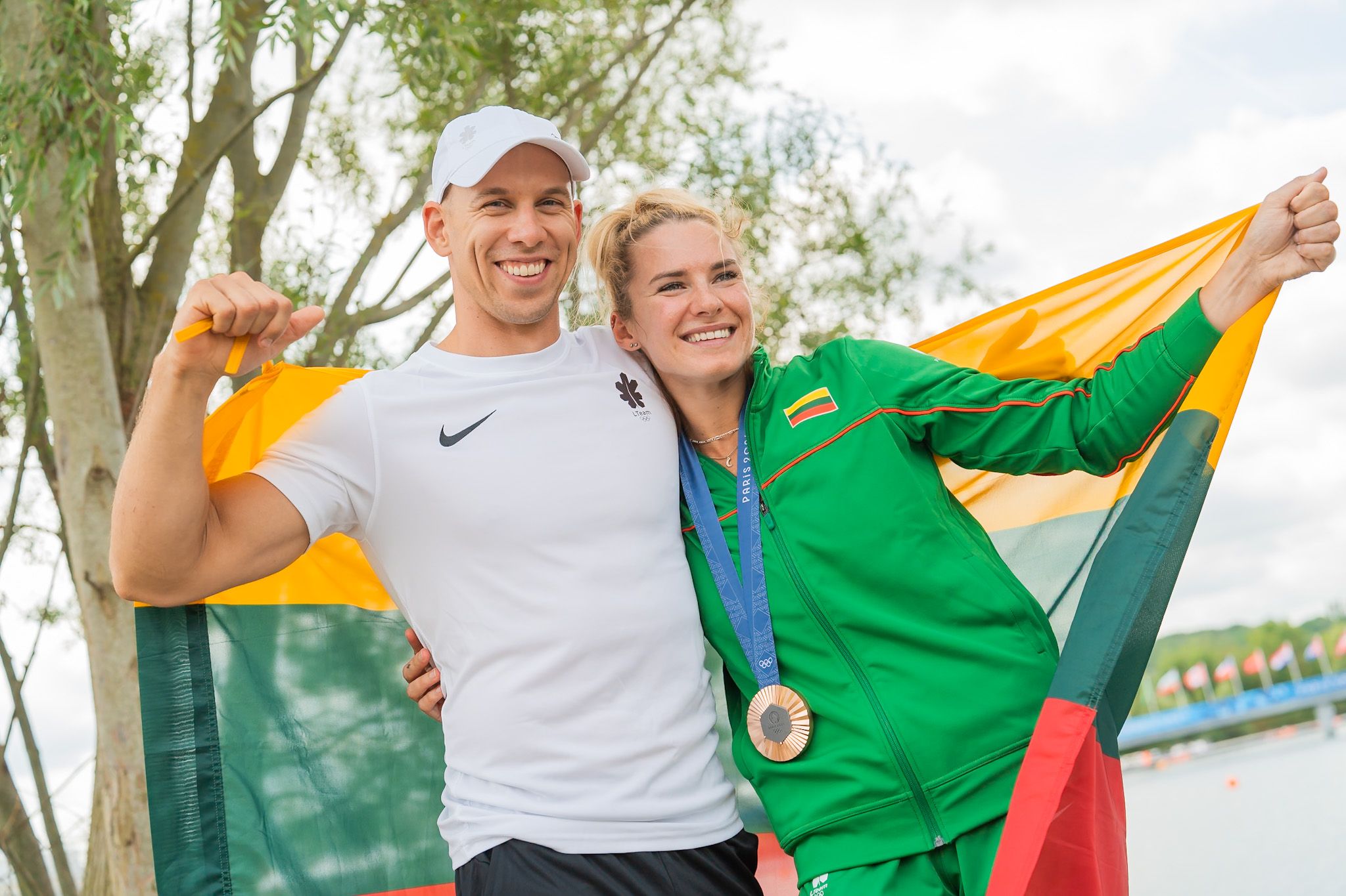 Baidarininikas Simonas Maldonis su irkluotoja Viktorija Senkute po jos bronzinio laimėjimo Paryžiaus olimpinėse žaidynėse / Kipro Štreimikio / LTOK nuotr.