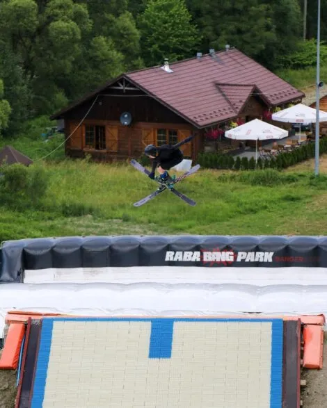 Treniruotė ant oro pagalvių.