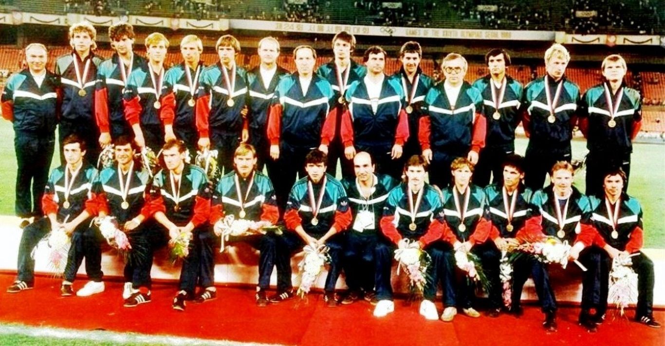 1988 m. su SSRS futbolo rinktine olimpiniais čempionais tapo A.Janonis (sėdi ketvirtas iš kairės) ir A.Narbekovas (sėdi penktas iš dešinės)