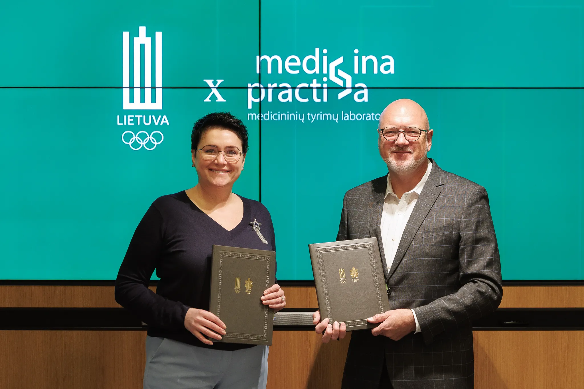 LTOK prezidentė Daina Gudzinevičiūtė ir „Medicina practica“ vadovas Svajūnas Barakauskas / Elvio Žaldario / LTOK nuotr.