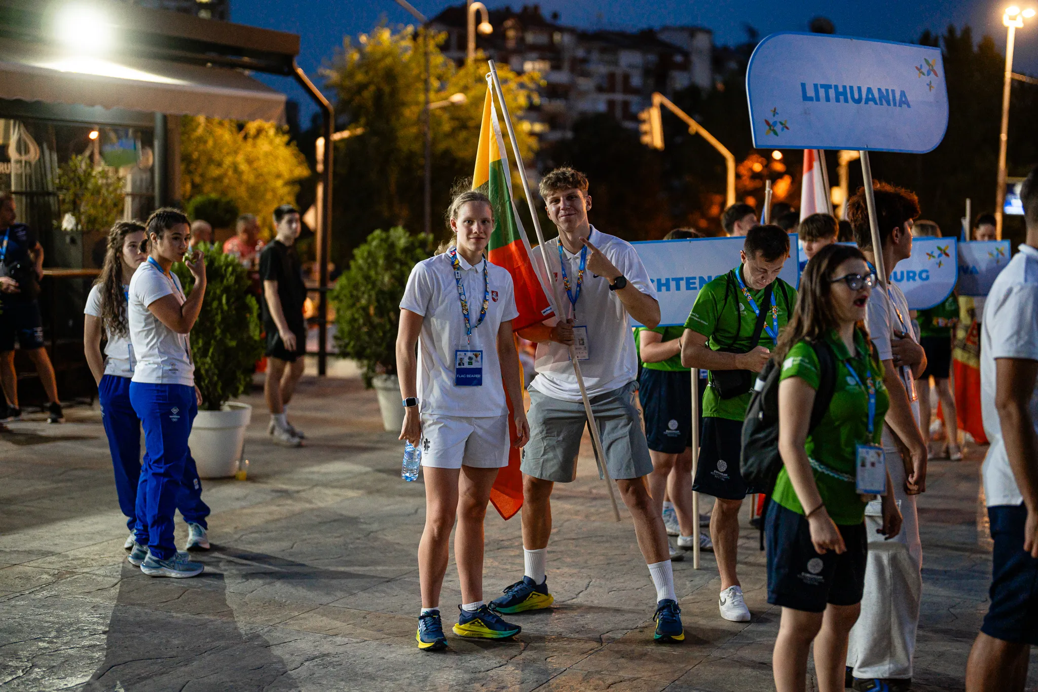 Uždarymo ceremonijoje vėliavnešiais buvo kartu su 3x3 krepšinio komanda auksą iškovojęs Neilas Vitkauskas ir plaukikė Auksė Arnytė / Roko Snarskio / LTOK nuotr.