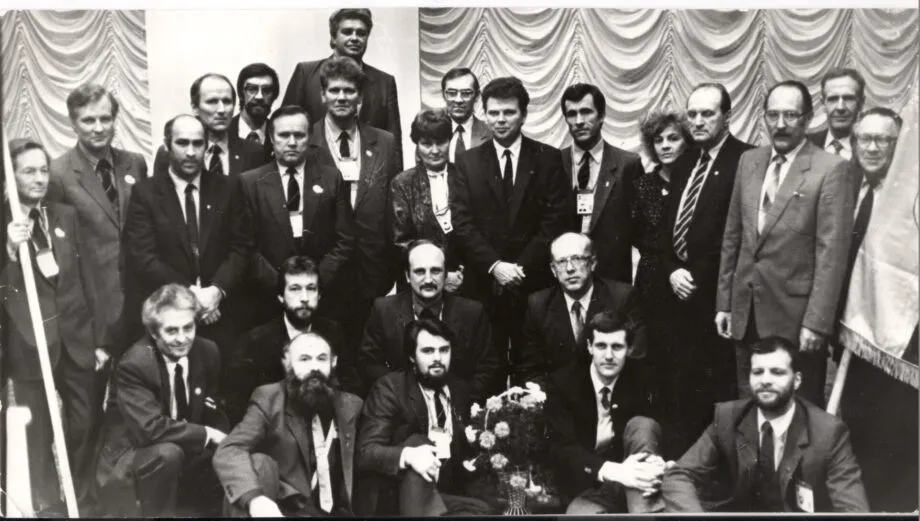LTOK atkūrimo darbo grupė. Pirmoje eilėje (iš kairės) – A.Vaitkevičius, A.Kalanta,  V.Malinauskas, G.Umaras, R.Rimdžius, antroje – V.Kukarskas, V.Padlipskas, A.Mikutis, stovi (iš kairės) – K.Tamašauskas, J.Jankauskas, V.Nėnius, A.Pakula, V.Briedis, K.Girdžius, A.Ronkus, R.Juras, R.Grinbergienė, P.Statuta, A.Poviliūnas, D.Kepenis, I.Ramelytė, J.Grinbergas, A.Daumantas, K.Motieka, P.Rimša (LTOK archyvo nuotr.).