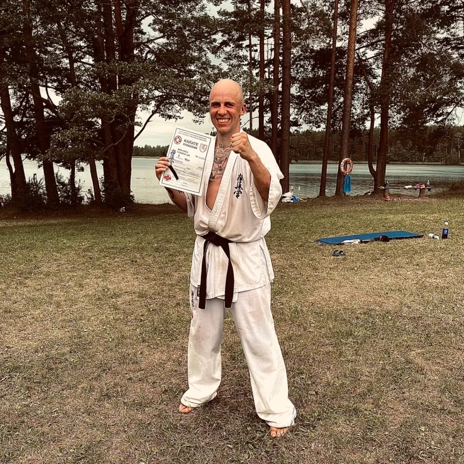 V. Bareikis aktyviai sportuoja karatė.