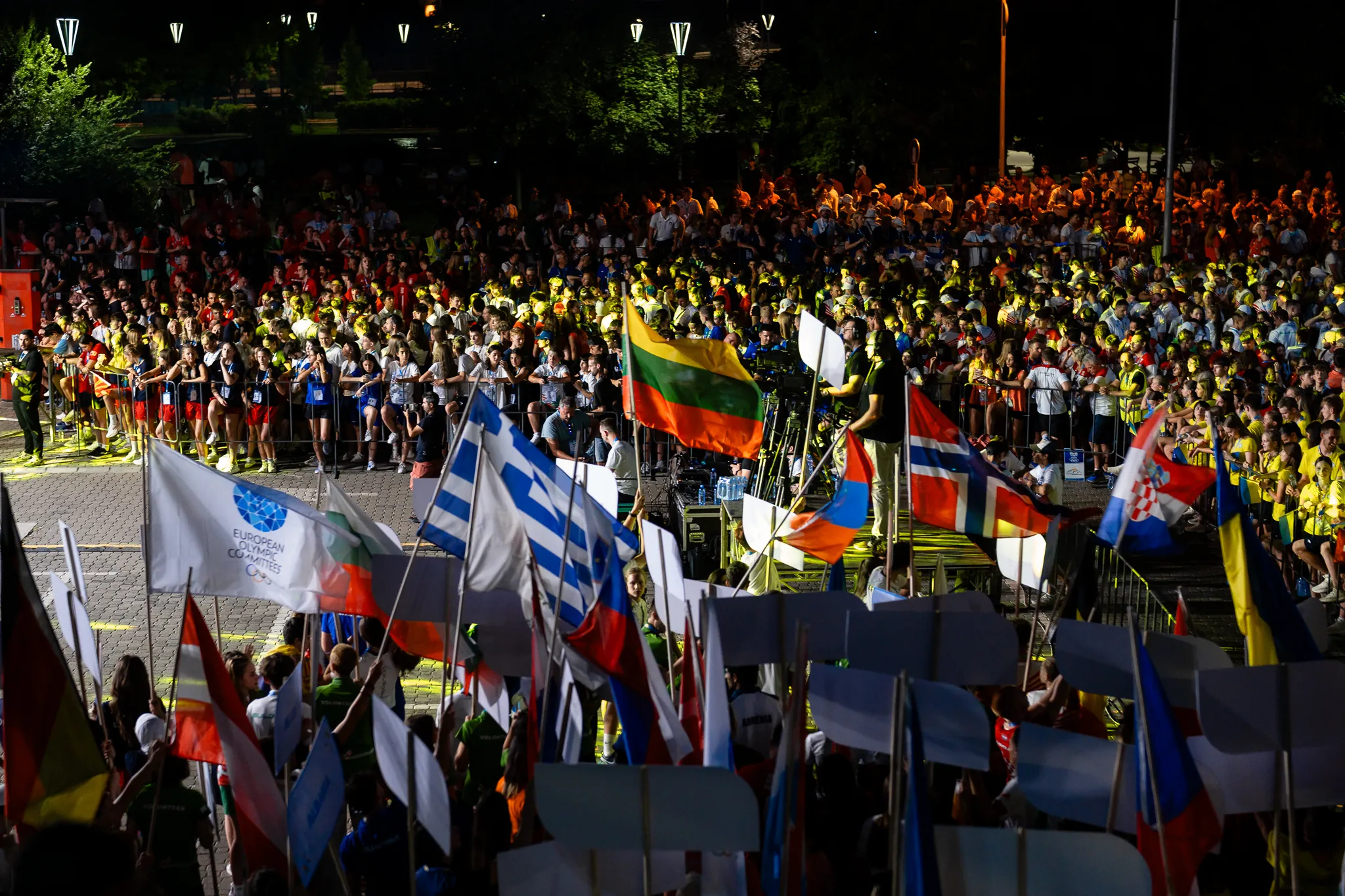 Uždarymo ceremonijoje vėliavnešiais buvo kartu su 3x3 krepšinio komanda auksą iškovojęs Neilas Vitkauskas ir plaukikė Auksė Arnytė / Roko Snarskio / LTOK nuotr.