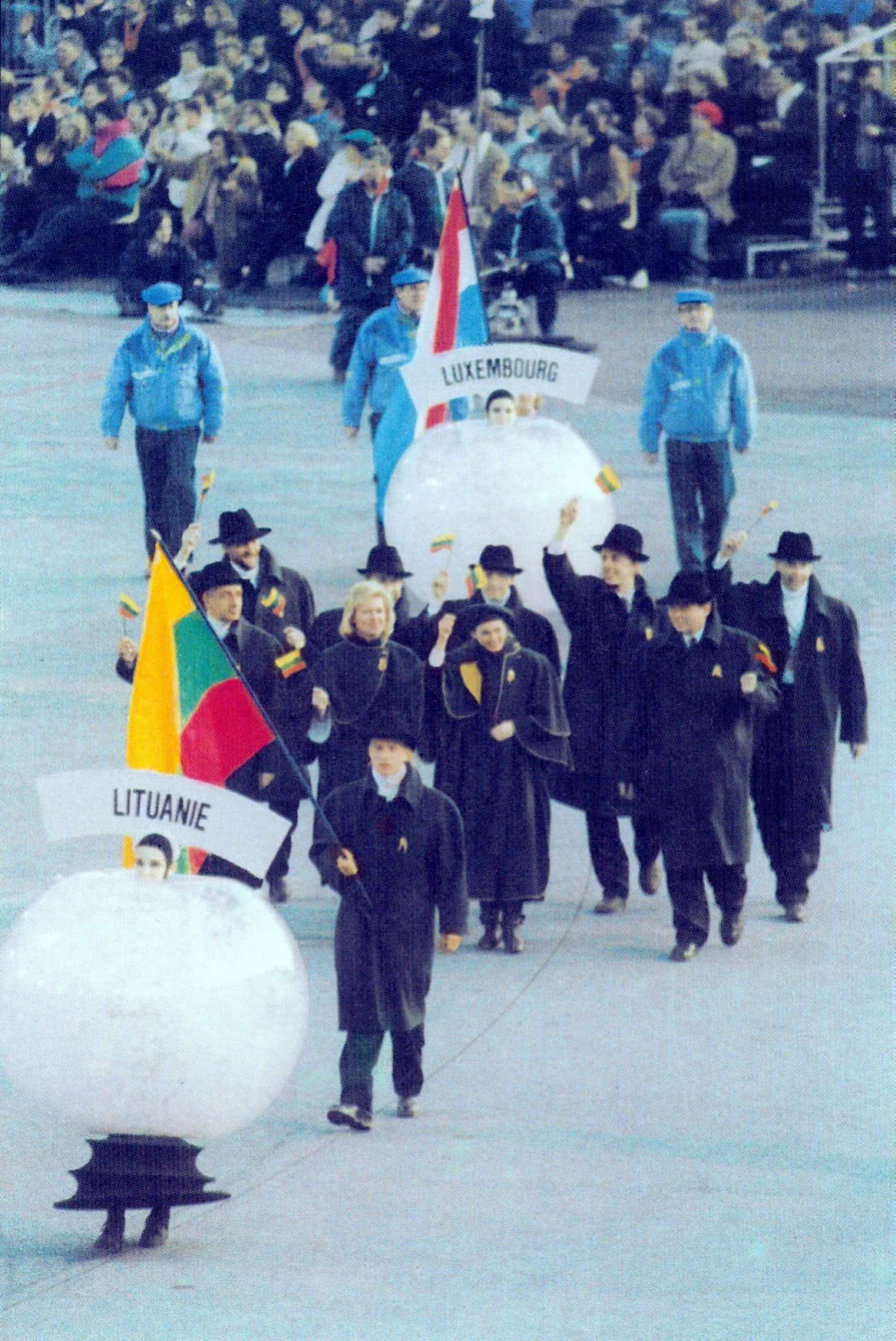 1992 m. Albervilio olimpinių žaidynių atidarymas – Lietuva sugrįžo į olimpinę šeimą. Trispalvę neša biatlonininkas G.Jasinskas