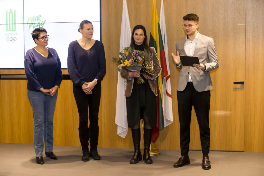 V. Strolios priza atsiimti atvyko sesuo A. Riukienė (R. Lukoševičius)