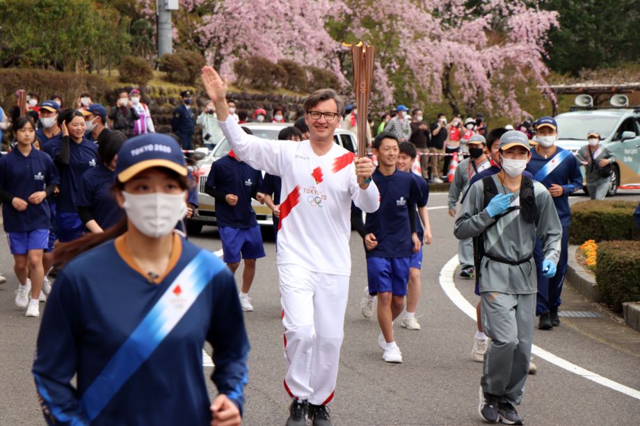 Ambasadoriui G.Varvuoliui olimpinio deglo nešimas paliko neišdildomą įspūdį.                                                                                                       IOC Media nuotr.
