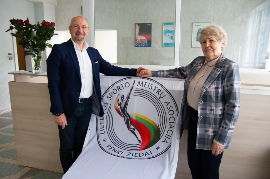 S.Galadauskas ir asociacijos „Penki žiedai“ įkūrėja D.Ivašauskienė (Renato Mizero nuotr.)