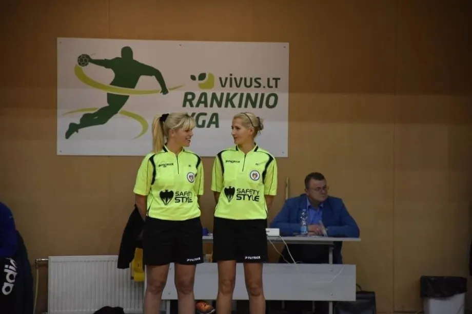 Teisėjos Aušra Žalienė ir Viktorija Kijauskaitė. rankinis.lt nuotrauka