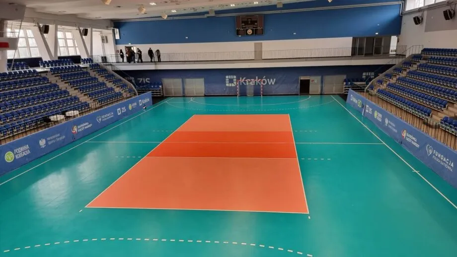 Stalo teniso varžybų salė.