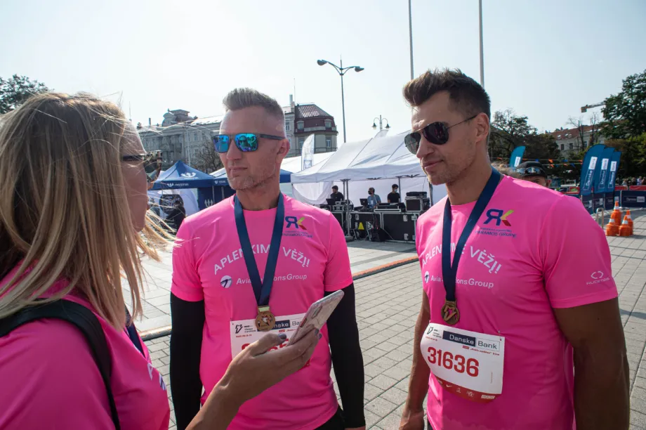 Prieš iškeliaudamas pas išsiilgtą šeimą 42 metų D.Zubrus dar spėjo sudalyvauti Vilniaus maratono metu vykusiame 5 km bėgime ir trasą įveikė vilkėdamas buvusio krepšininko Rimanto Kaukėno įkurto labdaros fondo suburtos komandos marškinėlius. (A. Pliadžio nuotr.)