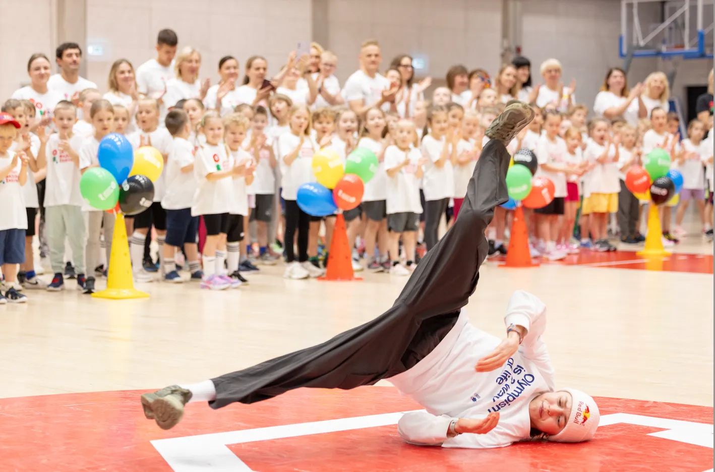 Žaidynių dalyviai kasmet susitinka su olimpiečiais. Vilniuje jiems didelį įspūdį paliko olimpinės vicečempionės Bgirl Nickos pasirodymas
