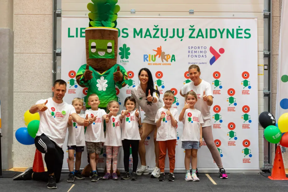 Olimpietė D. Zagainova su projekto dalyviais (S. Čirbos nuotr.)