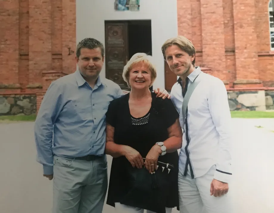 Povilas (dešinėje) su mama Lilija ir broliu Simu