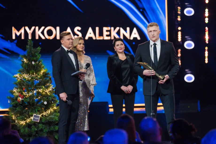 Daina Gudzinevičiūtė įteikė apdovanojimą Mykolui Aleknai / Photo: Mantas Gudzinevičius