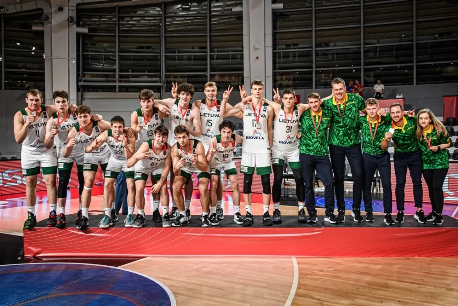 Lietuvos U20 komandai įteiktas Europos sidabras (FIBA nuotr.).