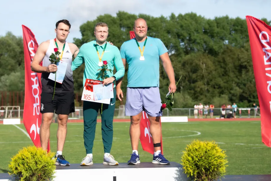 Į pasaulio čempionatą keliavo net trys Lietuvos disko metikai. Iš kairės: Martynas ir Mykolas Aleknos bei A.Gudžius (A. Pliadžio nuotr.).