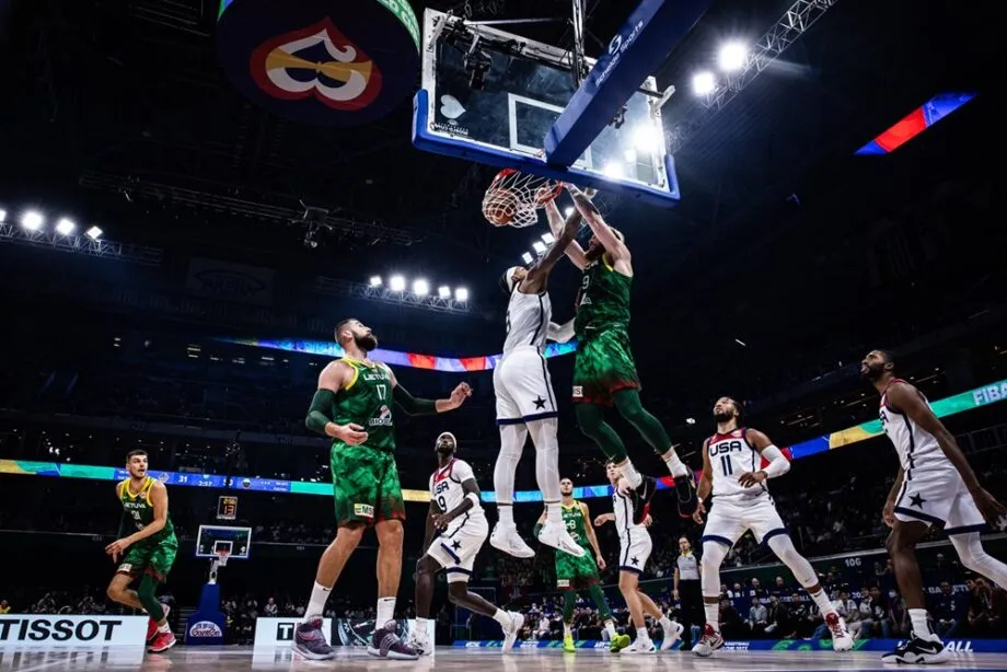 Lietuvos vyrų rinktinė pasaulio čempionate parklupdė JAV krepšininkus (FIBA nuotr.).
