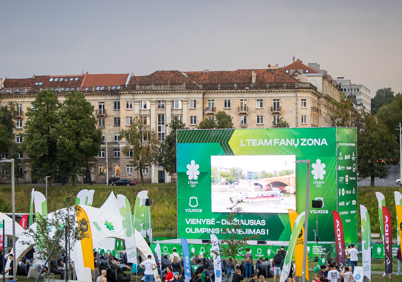 LTeam fanų zona prie Baltojo tilto / Roko Lukoševičiaus/ LTOK nuotr.