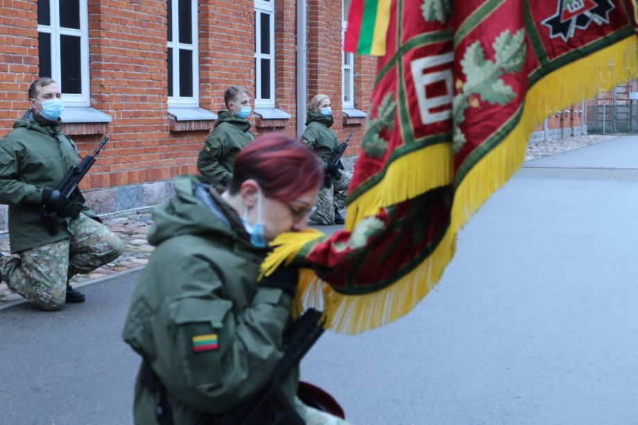 Ieties metikė L.Jasiūnaitė (priklaupusi dešinėje) savanorės priesaiką davė pernai gruodį. KASP nuotr.