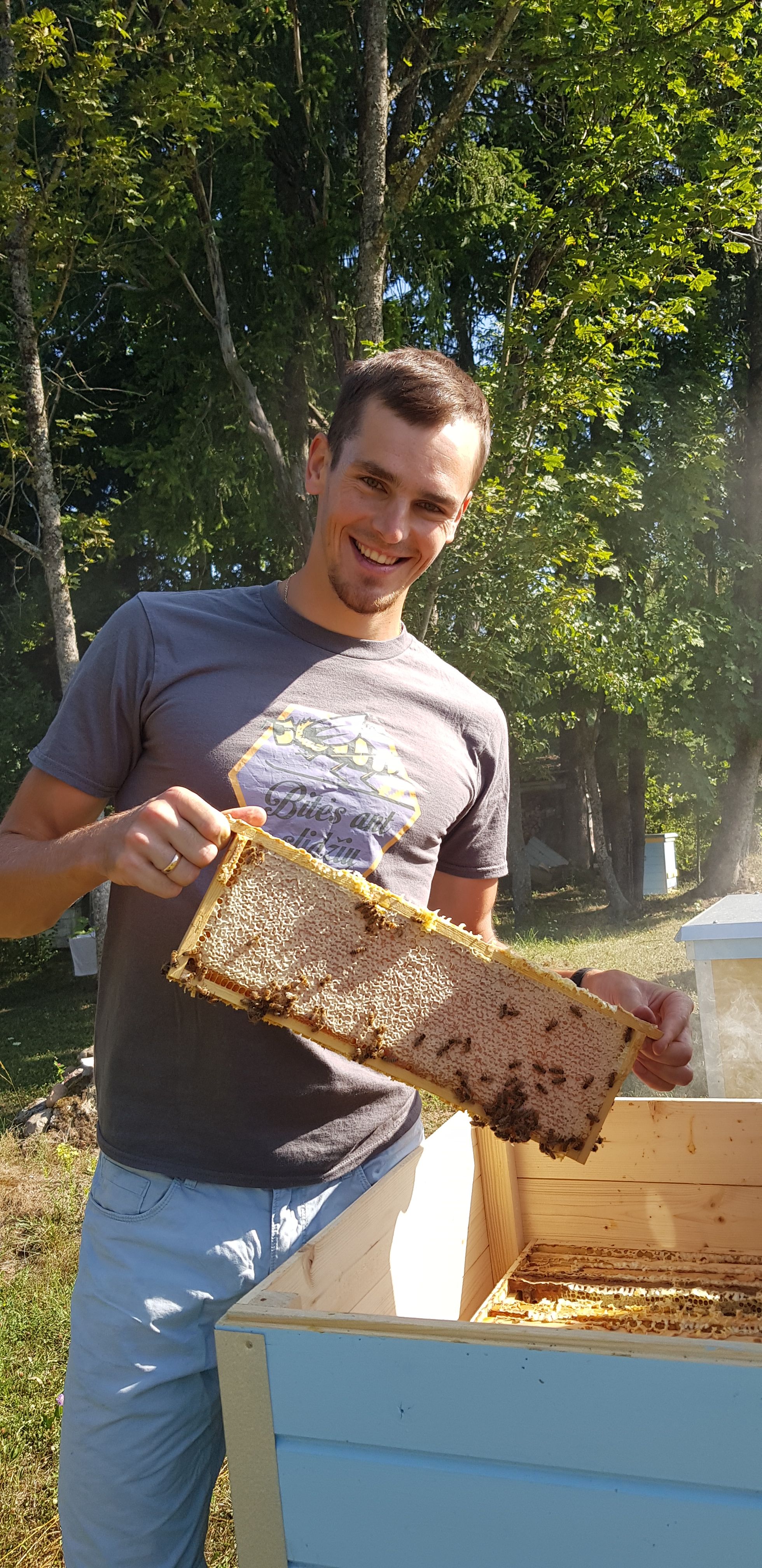 Savo ūkyje sukamą ir parduodamą medų biatlonininkas V.Strolia pavadino „Bitės ant slidžių“. Su bitininkyste būsimasis sportininkas susipažino dar vaikystėje / Asmeninio albumo nuotr.