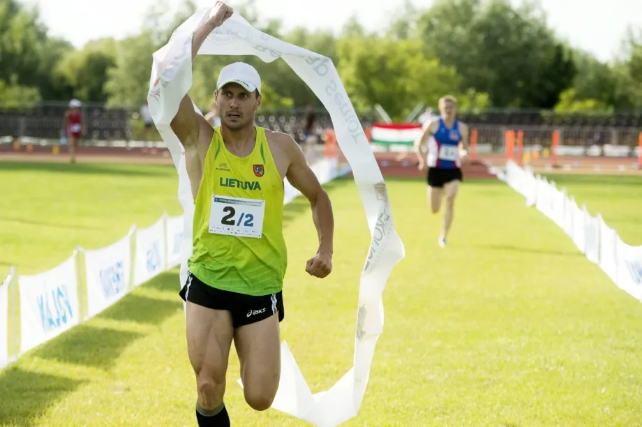 Pergalingas finišas 2014 m. Europos čempionate (Szilard Koszticsak nuotr.)