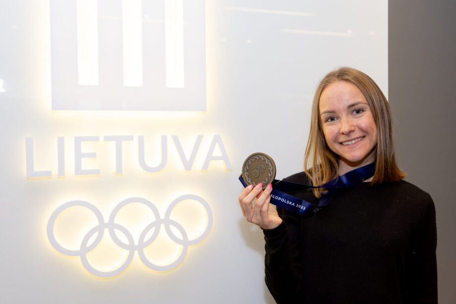 G.Karinauskaitės rankoje – Europos žaidynių bronzos medalis (Elvio Žaldario nuotr.).