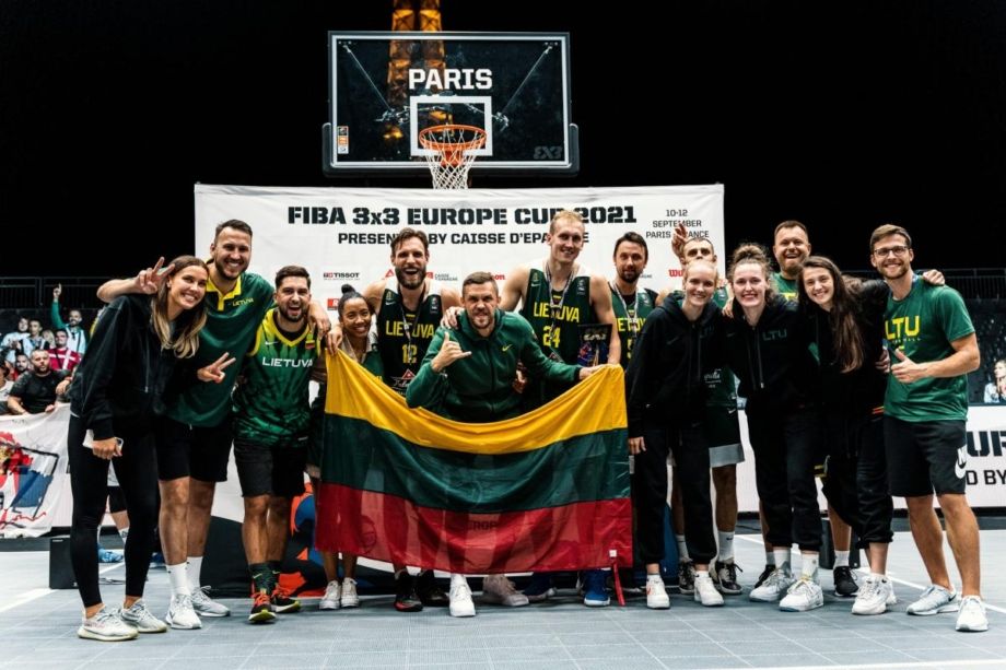 D.Novickas (viduryje) dirba su abiejų lyčių bei įvairių amžiaus grupių 3×3 rinktinėmis ir svajoja, kad tiek vyrai, tiek moterys žaistų Paryžiaus olimpinėse žaidynėse (FIBA nuotr.)