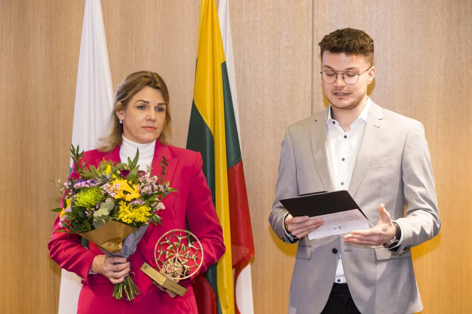 G. Čepononytės prizą atsiimti atvyko merginos mokytoja J. Tartenienė (R. Lukoševičiaus nuotr.)