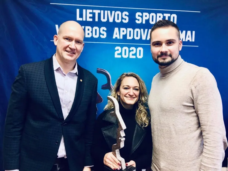 LTF pripažinta Metų sporto federacija. Iš kairės: D.Čerka, projektų vadovė A.Česnulevičiūtė, generalinis sekretorius A.Gaidys.
