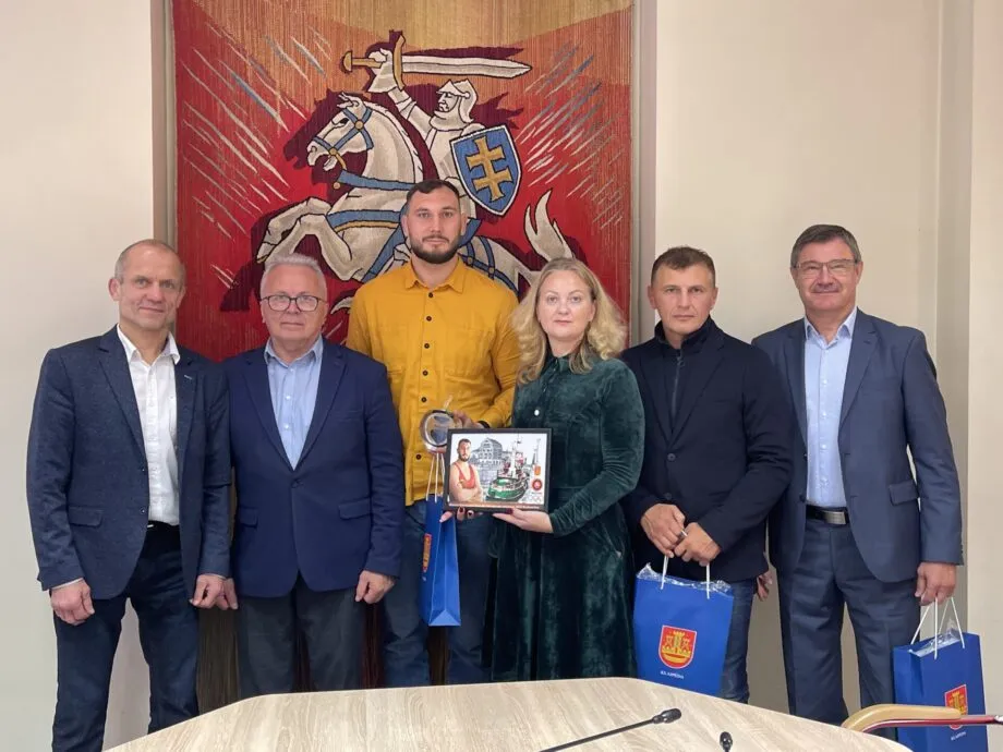 M.Knystautas (trečias iš kairės) ir jo treneris A.Ševelkovas (antras iš dešinės) pagerbti Klaipėdos miesto rotušėje. Juos apdovanojo Klaipėdos vicemeras A.Cesiulis (antras iš kairės) ir Klaipėdos savivaldybės sporto skyriaus vedėja R.Rumšienė. Į pagerbimą dar atvyko Lietuvos imtynių federacijos prezidentas G.Dambrauskas (pirmas iš kairės) ir Klaipėdos imtynių imtynių federacijos viceprezidentas E.Malelė (pirmas iš dešinės). Pauliaus Matulevičiaus nuotr.