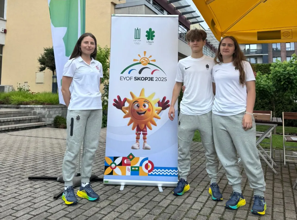 V.Fomkinaitė (kairėje) su badmintonininkais D.Leonovičiumi ir U.Ivanauskaite. Lietuvos badmintono federacijos nuotr.
