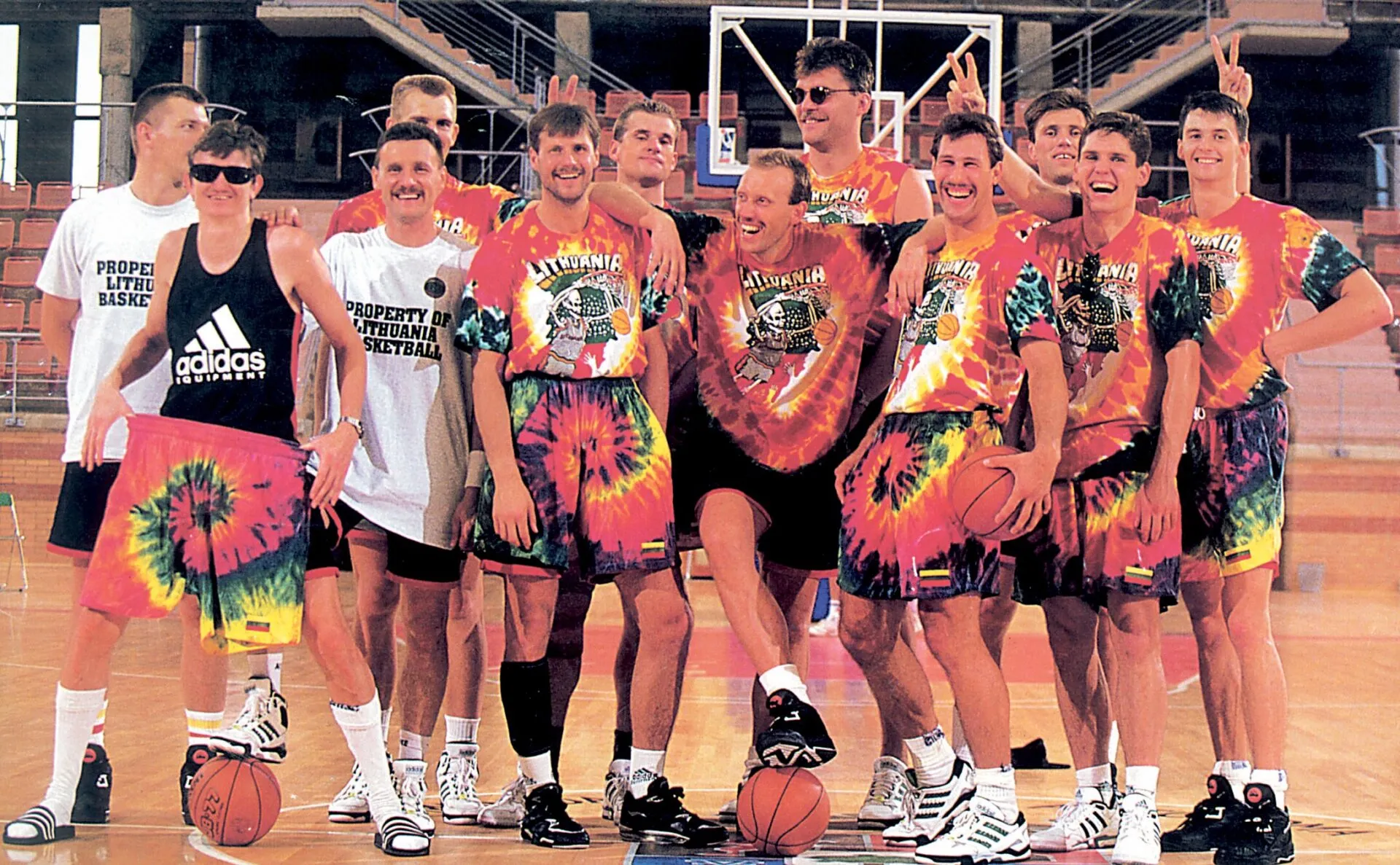 1992 m. Barselonoje Lietuvos krepšinio rinktinė pasaulį sužavėjo ne tik įspūdingu žaidimu, bet ir legendiniais tapusiais marškinėliais